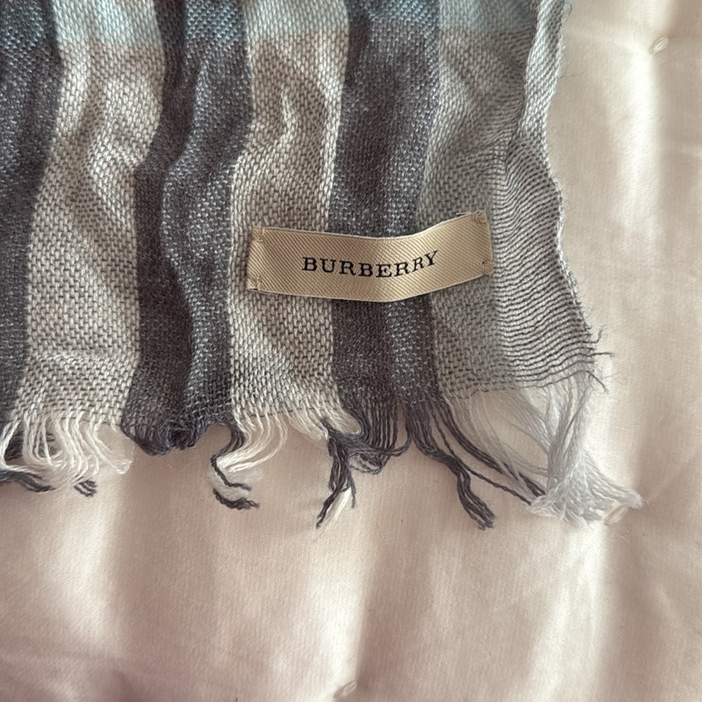Burberry Crinkle Scarf - Picture 4 of 4